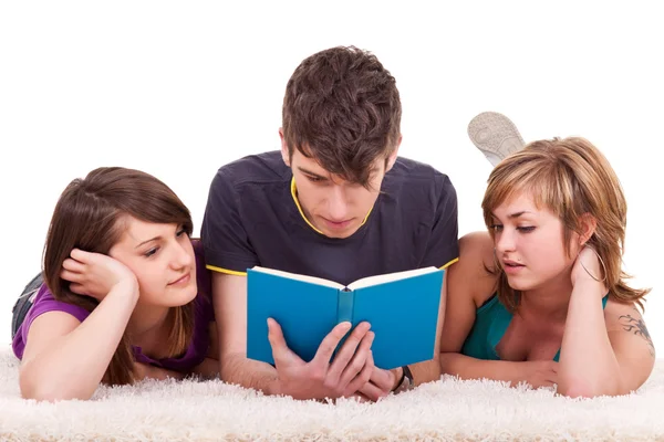 Tonåringar läser en bok — Stockfoto