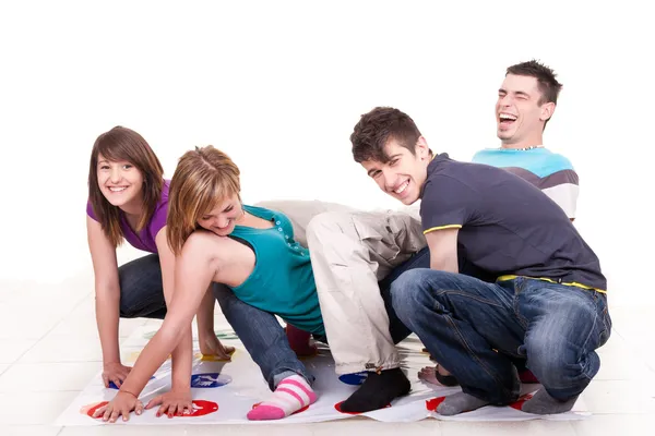 Молодые подростки играют в твистер — стоковое фото