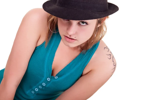 Сексуальная девушка позирует в шляпе — стоковое фото