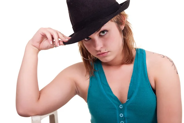 Sexig tjej poserar med svart hatt — Stockfoto