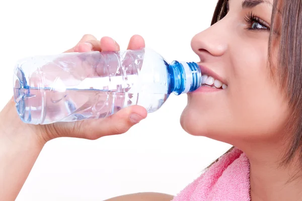 Mulher sedenta água potável — Fotografia de Stock