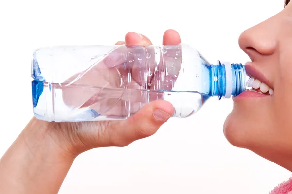 Drinking water uit een fles — Stockfoto