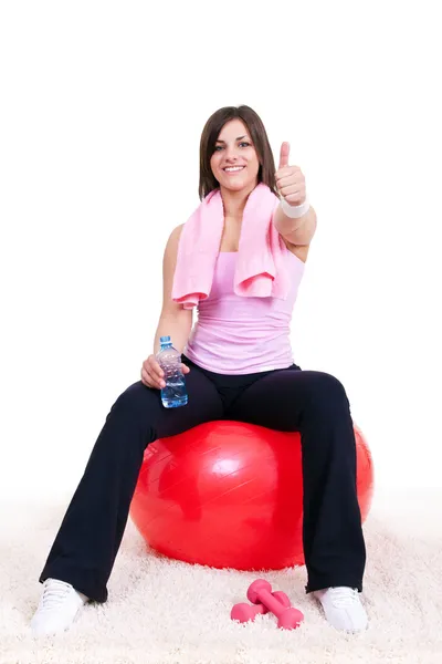 Menina sentada em uma bola de fitness — Fotografia de Stock