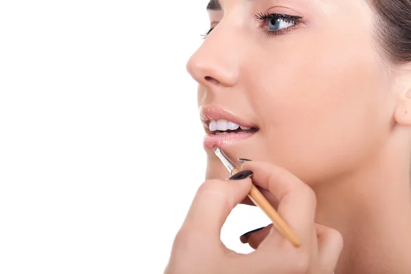 Γυναίκα που εφαρμόζουν lip gloss με βούρτσα — Φωτογραφία Αρχείου