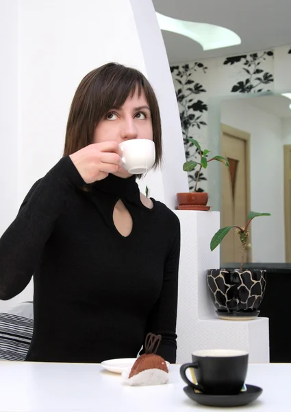 Dromerige meisje, drinken koffie in een café — Stockfoto