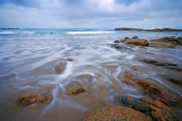Rochas e o oceano — Fotografia de Stock