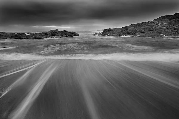Siyah ve beyaz deniz manzarası — Stok fotoğraf