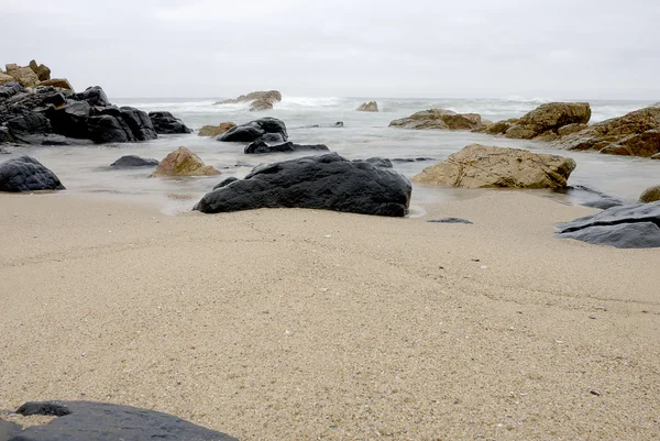 Скелі на пляжі — стокове фото