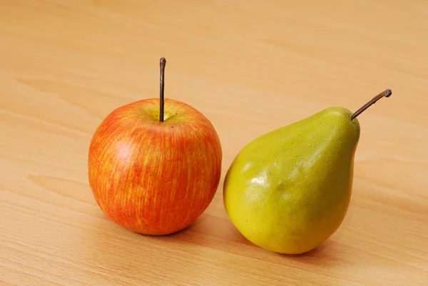 An apple and a pear — Stock Photo, Image