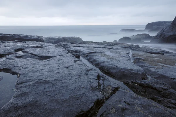 Rocas con un mar azul tranquilo Fotos de stock libres de derechos