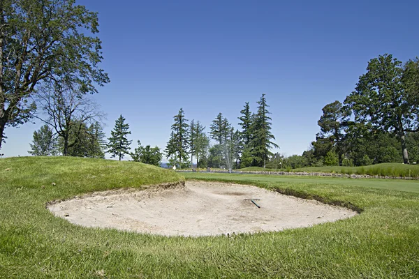 Флагманский маркер на поле для гольфа — стоковое фото