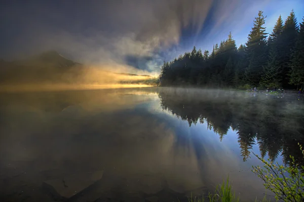 Mlhavé ráno v trillium jezero — Stock fotografie