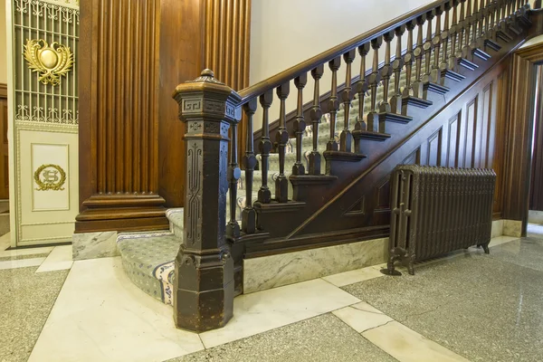 历史性的法院大楼内的楼梯 — 图库照片