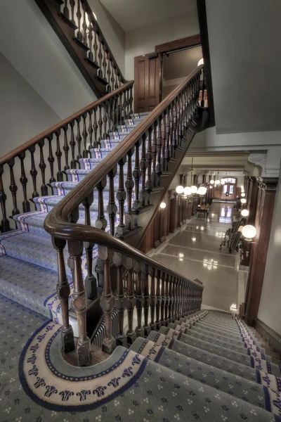 Старі сходи в коридор — стокове фото