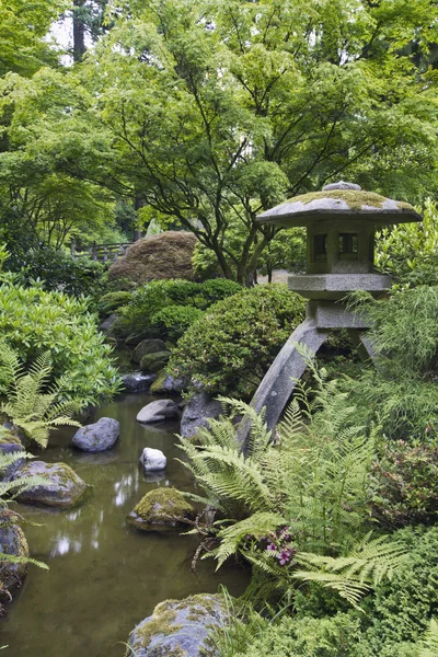 Japanse stenen lantaarn — Stockfoto