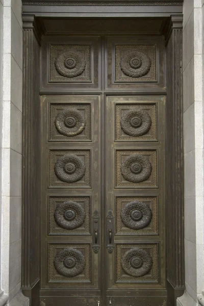 Historic Building Bronze Door — Stock Photo, Image