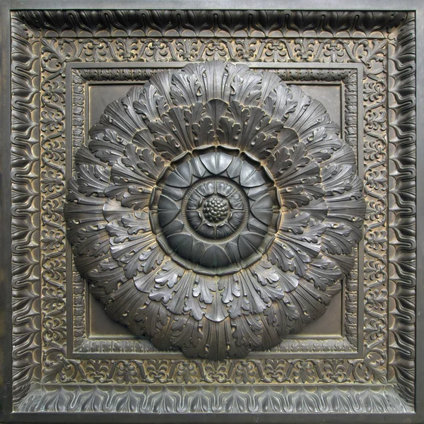 Květinové architektonický detail bronzové dveře — Stock fotografie