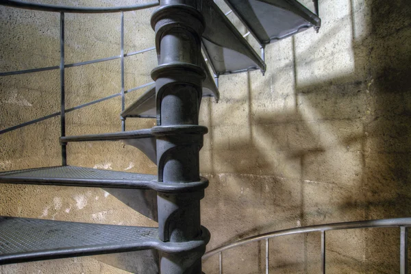 유서 깊은 등 대에서 나선형 계단 — 스톡 사진