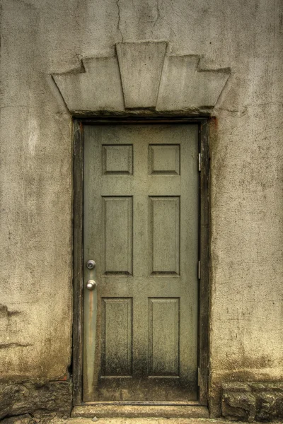 Старые решетчатые двери — стоковое фото