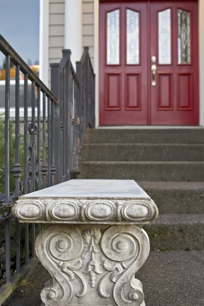 Kamień ogrodowy stół przez drzwi — Zdjęcie stockowe