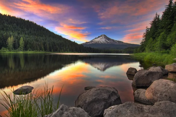 Solnedgång på trillium lake med mount hood — Stockfoto