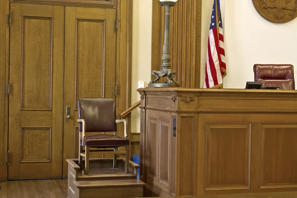 法庭证人席上椅子 — 图库照片