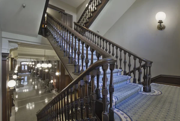 Lépcsőn a történelmi Törvényszék épület — Stock Fotó