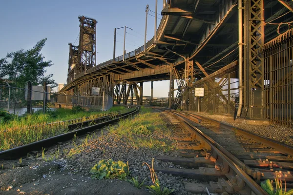 Rastreamentos de trem na ponte de aço — Fotografia de Stock