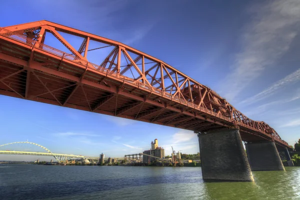 百老汇桥梁在威拉米特河 — 图库照片