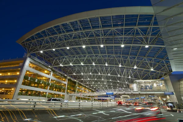 Passarela coberta do aeroporto ao estacionamento público 2 — Fotografia de Stock