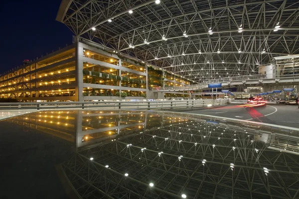 Passarela coberta do aeroporto ao estacionamento público 3 — Fotografia de Stock