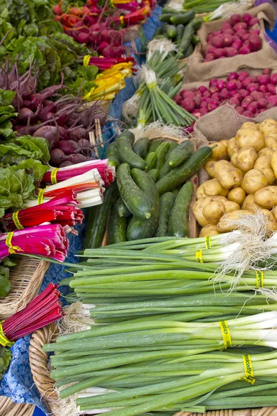 Овощной стенд на фермерском рынке — стоковое фото