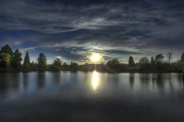 Solnedgång vid sjön — Stockfoto