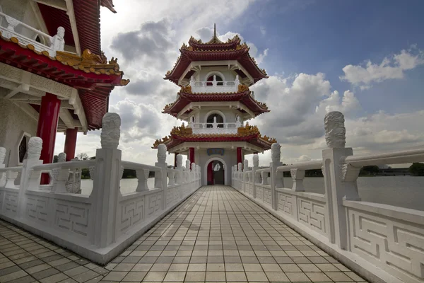Överbrygga Pagoda på kinesisk trädgård — Stockfoto