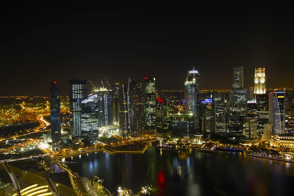 Городской горизонт Сингапура ночью — стоковое фото