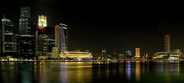 Singapore city skyline på natten panorama — Stockfoto