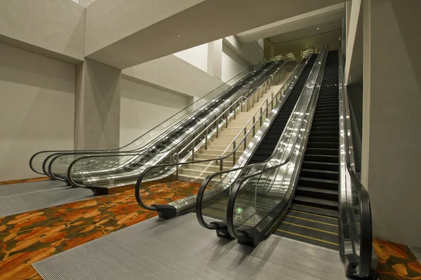 Kongresscentret trappor och rulltrappor 2 — Stockfoto