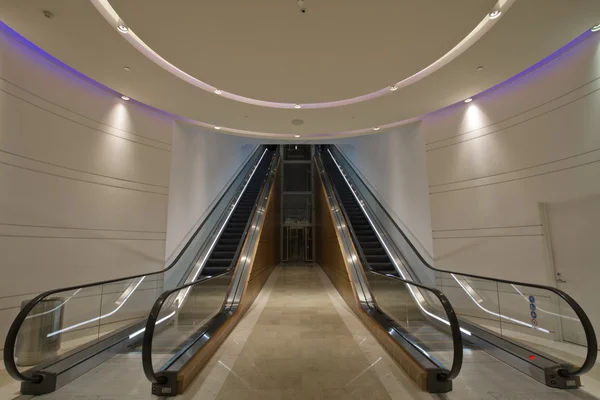 自动扶梯在地下隧道 — 图库照片