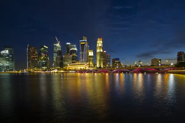 Singapore city skyline på blå timmen — Stockfoto