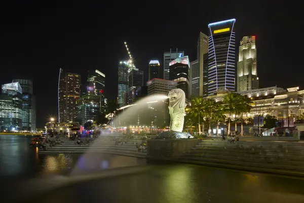 Singapore City Skyline в Merlion Park — стоковое фото