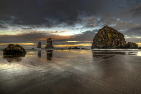 Haystack rock top plajda güneş doğarken — Stok fotoğraf
