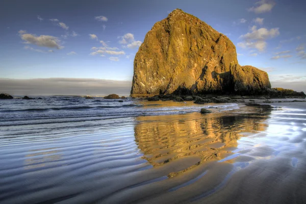 Reflectie van de hooiberg rock in cannon beach 2 — Stockfoto
