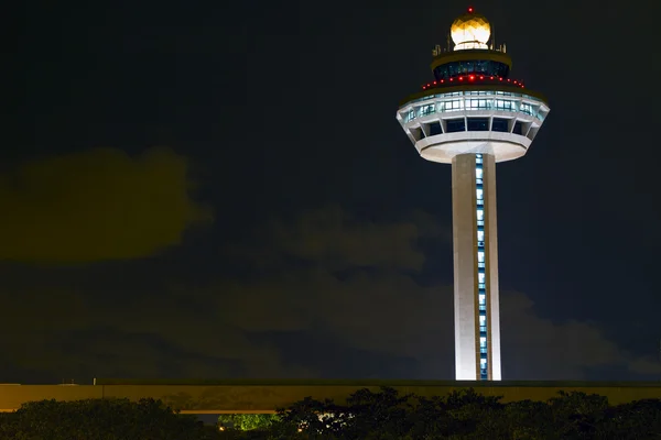 Changi Flughafen Controller Tower in der Nacht — Stockfoto