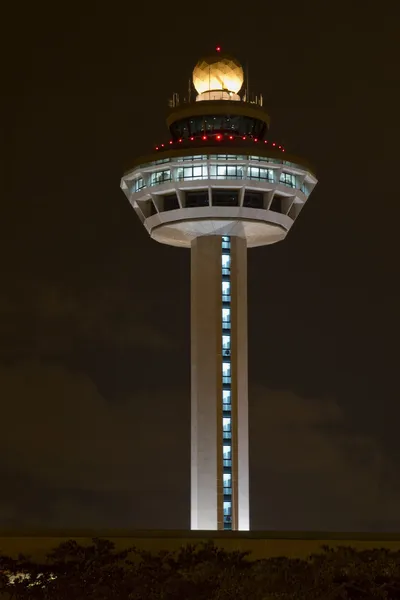 Wieża kontrolera lotniska Changi w nocy 2 — Zdjęcie stockowe