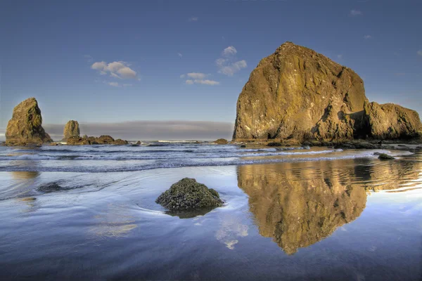 Reflexão de Haystack Rock em Cannon Beach 3 — Fotografia de Stock
