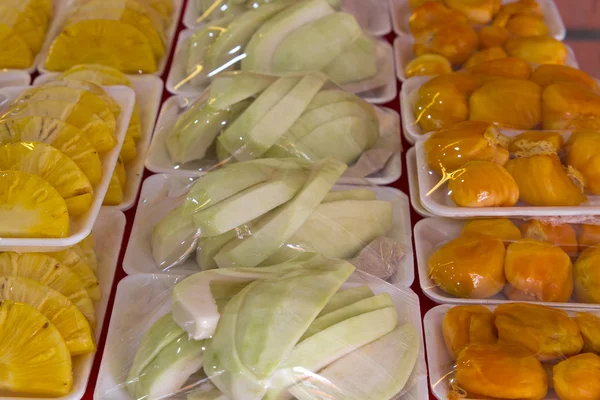 Frutta fresca tagliata e strizzacervelli avvolti — Foto Stock