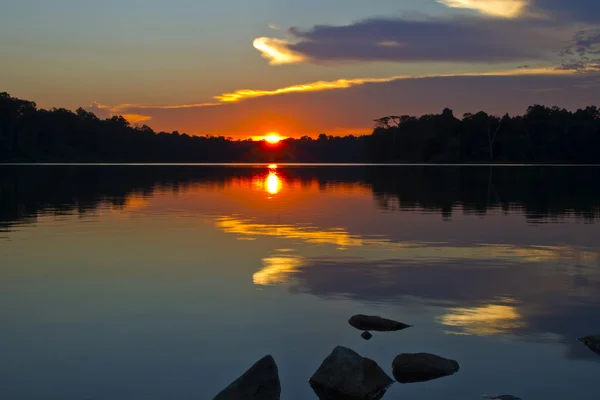 Odraz slunce na jezeře — Stock fotografie