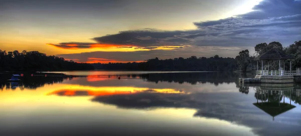 Zonsondergang op het lake panorama — Stockfoto