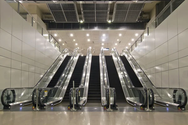 Escaleras mecánicas en túneles subterráneos — Foto de Stock