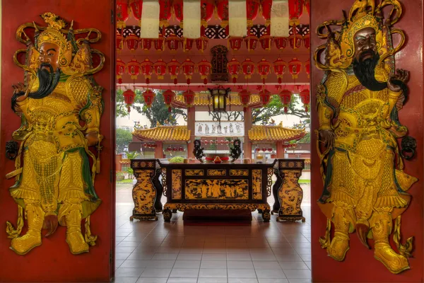 中国の寺院の赤い木製のドア — ストック写真